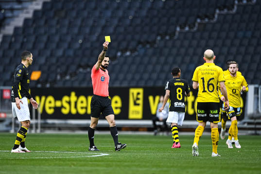 Elfsborgs Robert Gojani får en varning av domare Mohammed
