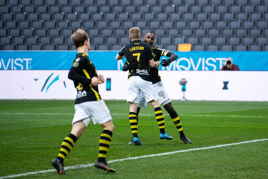 s Sebastian Larsson jublar med Henok Goitom