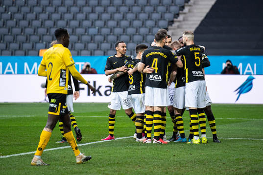 s Sebastian Larsson jublar med lagkamrater