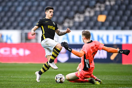 s Nicolas Stefanelli och Elfsborgs målvakt Tim Rönning