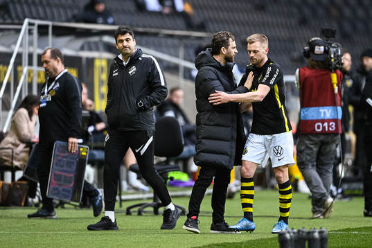 s tränare Bartosz Grzelak och Sebastian Larsson som byts in