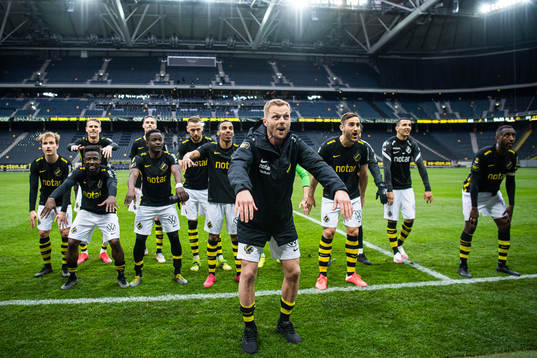 s Sebastian Larsson jublar