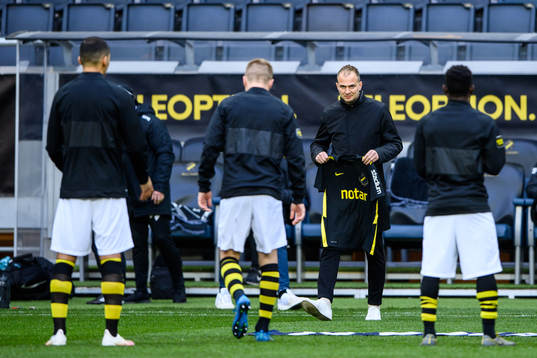 s sportchef Henrik Jurelius lämnar över en tröja till