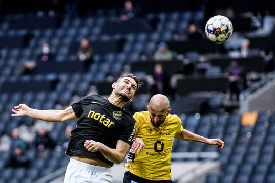 s Sotirios Papagiannopoulos och Elfsborgs Robert Gojani