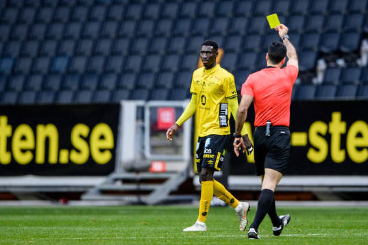 Elfsborgs Marokhy Ndione får ett gult kort av domare