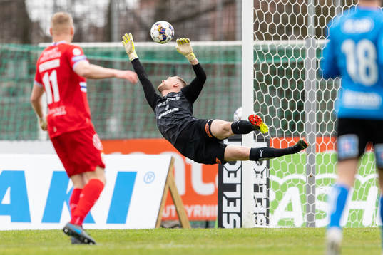Halmstads målvakt Malkolm Nilsson Säfqvist ser bollen gå
