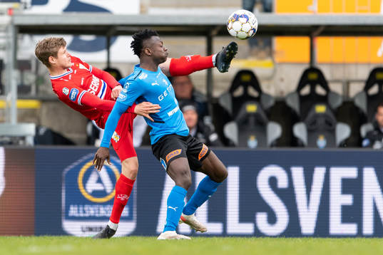 IFK Göteborgs Gustaf Norlin och Halmstads Thomas Boakye
