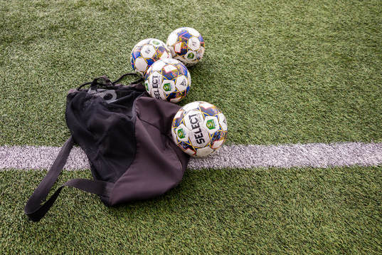 Fotbollar på konstgräset på Skytteholms IP