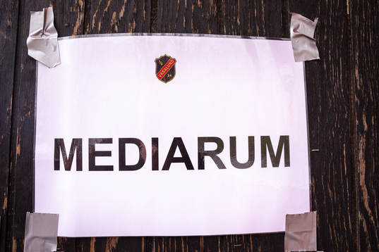 En skylt på dörren till mediarummet på Skytteholms IP