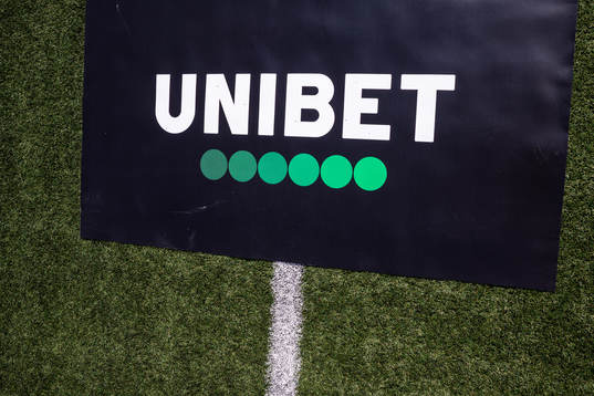 Unibet logotyp på konstgräset på Skytteholms IP