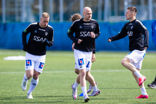 Brages Oscar Lundin värmer upp med lagkamrater