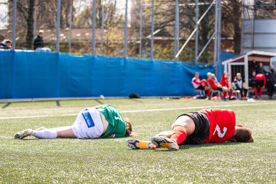 Brages Robbin Sellin och Vasalunds Frej Engberg har ont