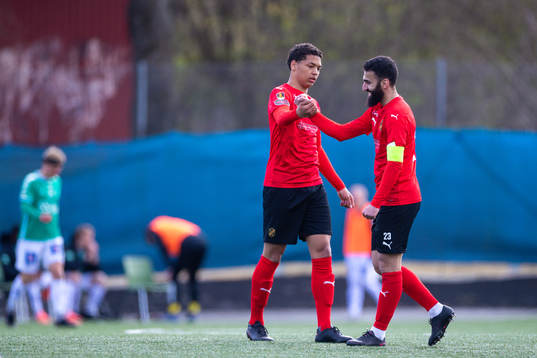 Vasalunds Isak Hellgren Villegas och Charbel Georges jublar