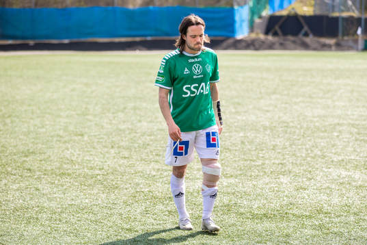 Brages Robbin Sellin med ett bandage och över ett knä