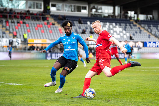Halmstads Joseph Baffoe och IFK Göteborgs Kolbeinn