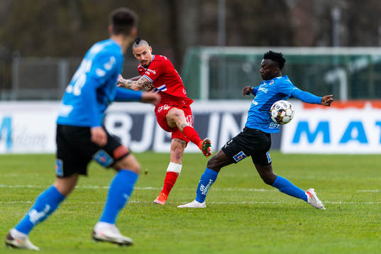 IFK Göteborgs Marek Hamsik och Halmstads Thomas Boakye