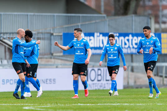 Halmstads Andreas Johansson jublar med målskytten till 1-0