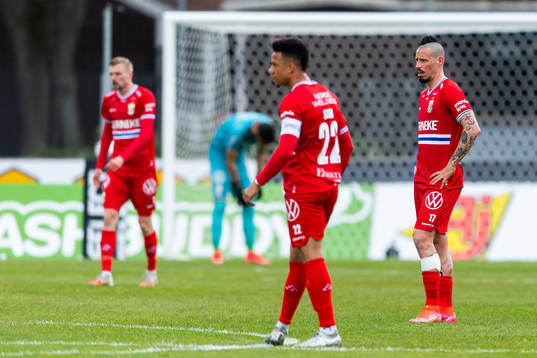 IFK Göteborgs Tobias Sana och Marek Hamsik deppar