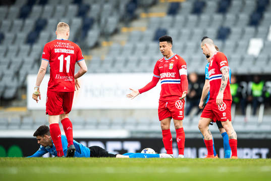 IFK Göteborgs Tobias Sana reagerar på ett domslut