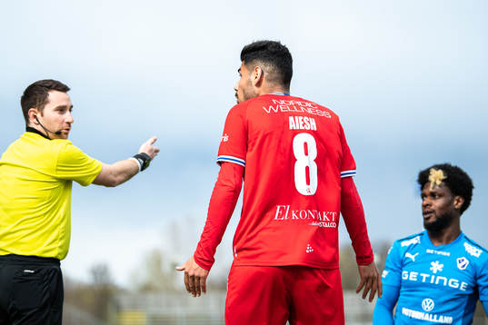 Domare Andreas Ekberg i samtal med IFK Göteborgs Hosam