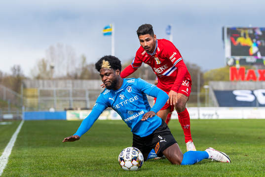 IFK Göteborgs Hosam Aiesh och Halmstads Joseph Baffoe i