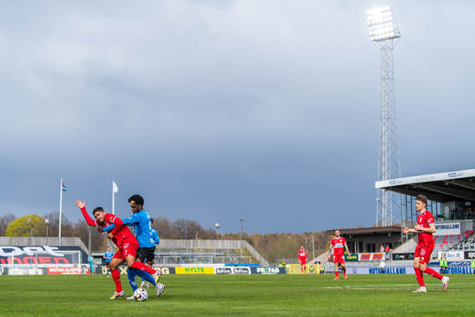 IFK Göteborgs Hosam Aiesh och Halmstads Joseph Baffoe i