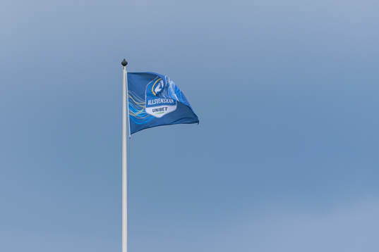 En flagga med Allsvenskans och Unibets logotyper