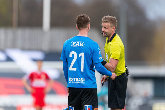 Halmstads Andreas Bengtsson diskuterar med domare Glenn
