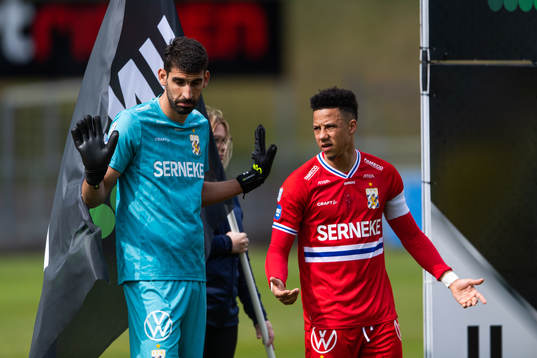 IFK Göteborgs målvakt Giannis Anestis och Tobias Sana