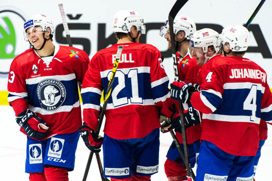 Martin Rönnild of Norway celebrate with teammates