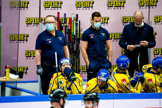 Mikael Petersson to the left