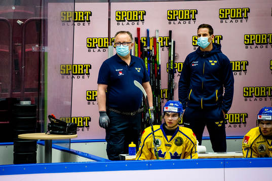 Mikael Petersson to the left