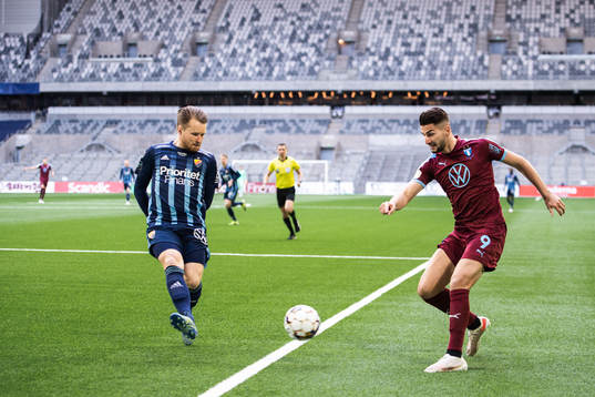 Djurgårdens Jacob Une Larsson och Malmö FFs Antonio Colak