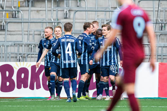 Djurgårdens Nicklas Bärkroth jublar med lagkamrater