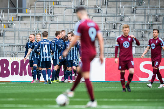 Djurgårdens Nicklas Bärkroth jublar med lagkamrater
