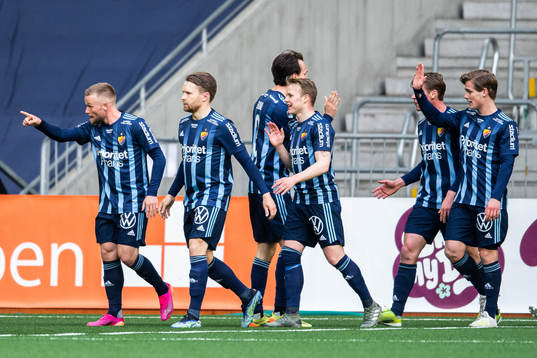 Djurgårdens Nicklas Bärkroth jublar med lagkamrater