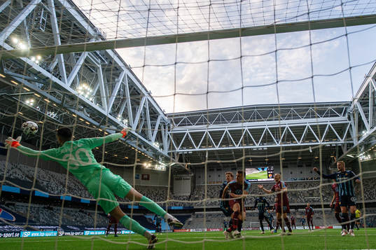Djurgårdens Aslak Witry gör 2-0 bakom Malmö FFs målvakt