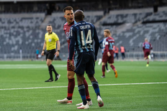 Malmö FFs Jonas Knudsen reagerar mot Djurgårdens Edward