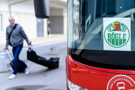 Rögles spelarbuss utanför arenan före final två i SHL