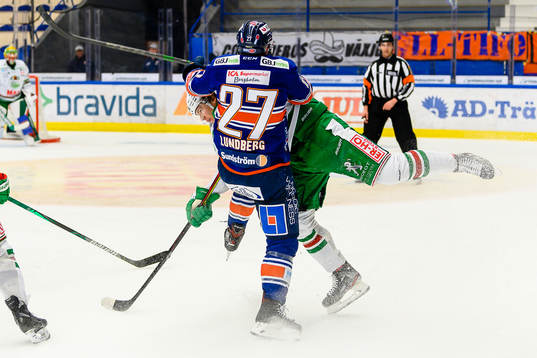 Växjös Martin Lundberg tacklar Rögles Moritz Seider