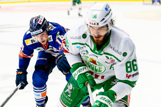 Växjös Brendan Gaunce  jagar Rögles Eric Gelinas