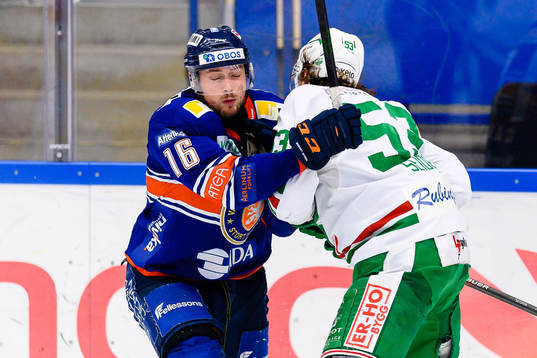 Växjös Brendan Gaunce  blir tacklad av Rögles Moritz