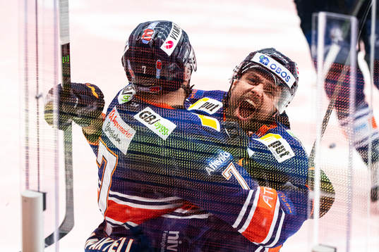 Växjös Hardy Häman Aktell jublar med Emil Pettersson