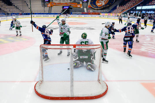 Växjös Erik Josefsson och Brendan Gaunce  jublar, Rögles