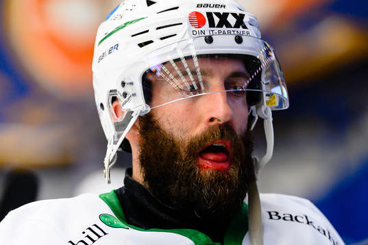 Rögles Taylor Matson blöder från munnen