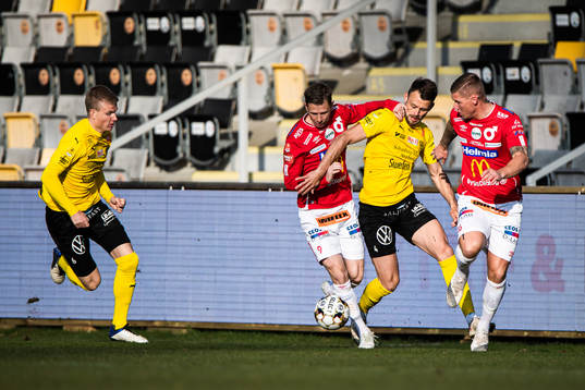 Mjällbys Max Watson och Degerfors Johan Bertilsson