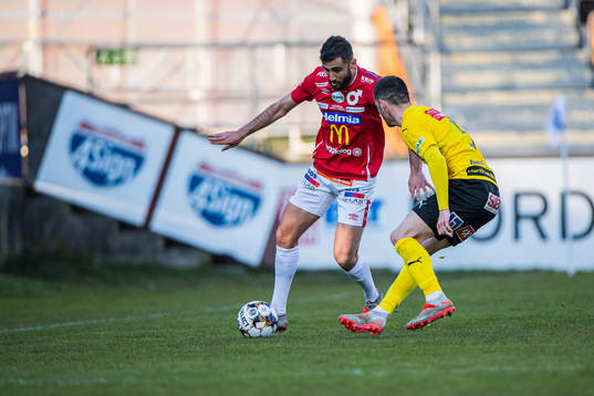 Degerfors Ferhad Ayaz  och Mjällbys Kadir Hodzic