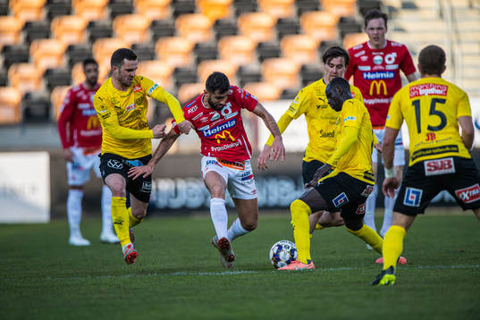 Degerfors Ferhad Ayaz  i mitten+och Mjällbys Kadir Hodzic