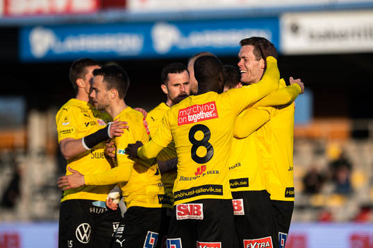 Mjällbys Jacob Bergström och Joel Nilsson jublar med