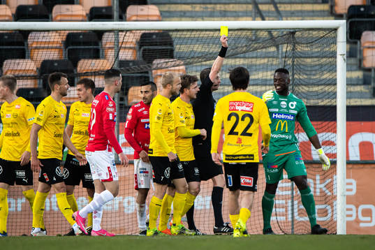 Degerfors målvakt Ismael Diawara tilldelas en varning